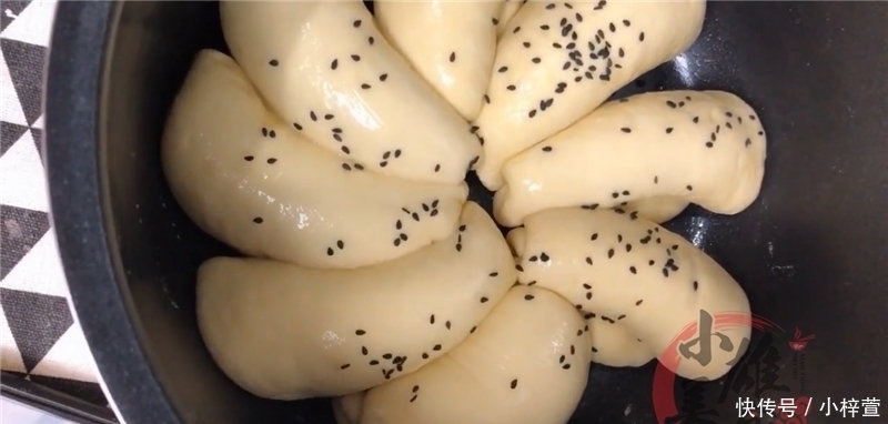 把8个面团放进电饭锅里,不加一滴水,刚出锅就被抢吃光