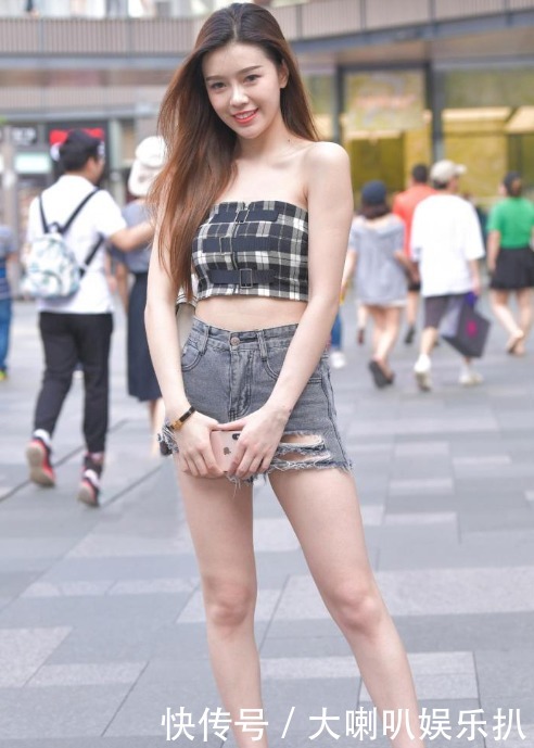 美人|抹胸上衣搭配“狗啃式”短裤,清爽显身材,还洋溢着青春气息