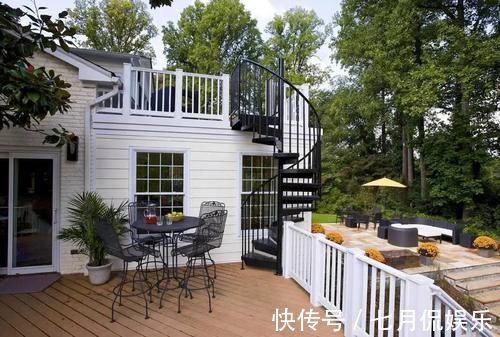 地板|阳台铺瓷砖早已不吃香了，这4种地面装修不要太惊艳！