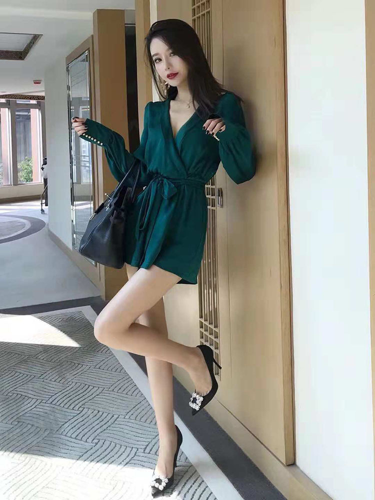 高跟鞋 墨绿色套裙,搭配黑色尖头高跟鞋,完美衬托女神气质,好性感