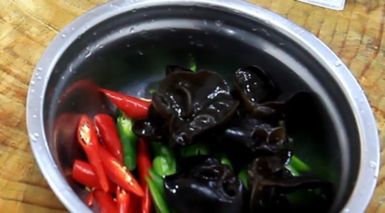 回锅豆腐怎么做鲜嫩又不破碎，厨师长教你小技巧，焦香鲜嫩又营养