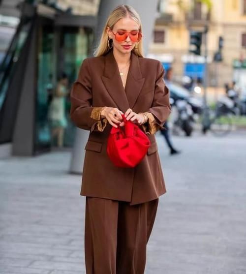 女人如果不差钱的话，早春建议多穿这3件衣服，时髦洋气又提气质