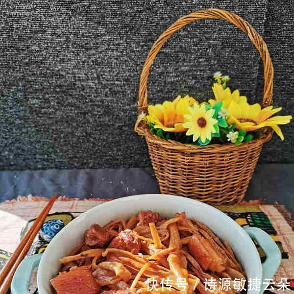 红烧肉|家里烹饪红烧肉时,记得放些干菜一起炖,肉香菜也香