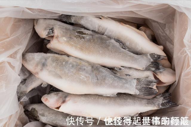 不管解冻什么鱼,都别直接用水泡,渔民教你一妙招,跟活鱼一样鲜