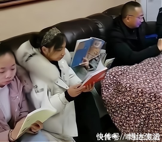男孩|男孩写作业，全家人“看书”陪伴，网友看出其中猫腻：书还反光？