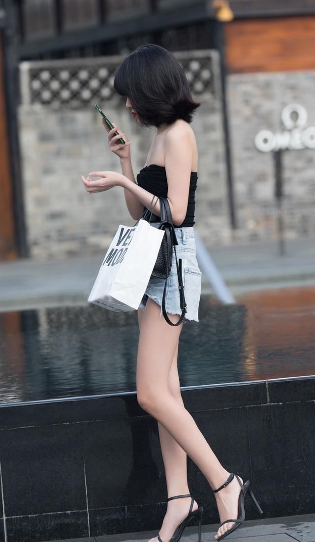 展示自己|抹胸上衣加短裤,搭配一字带细跟凉鞋,穿出长腿效果更显身材高挑