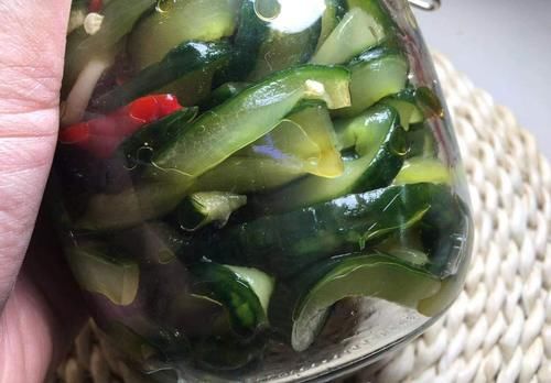 腌黄瓜“2不放1不浇”，酸辣脆爽，开胃又解馋，过年必备