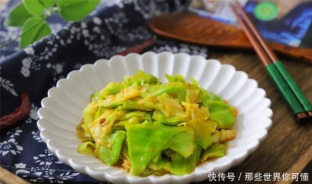 炒包菜时，别直接下锅，学会这一招，包菜鲜嫩爽脆，百吃不厌