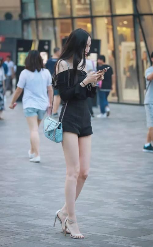 街拍时尚：连衣短裙搭配高跟鞋，女生气质优雅更迷人