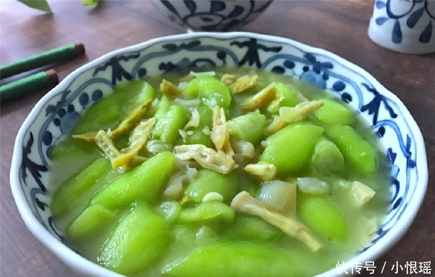 吃光|简单快手的家常菜,10分钟端上桌,炒时加两物,鲜美到汤都吃光