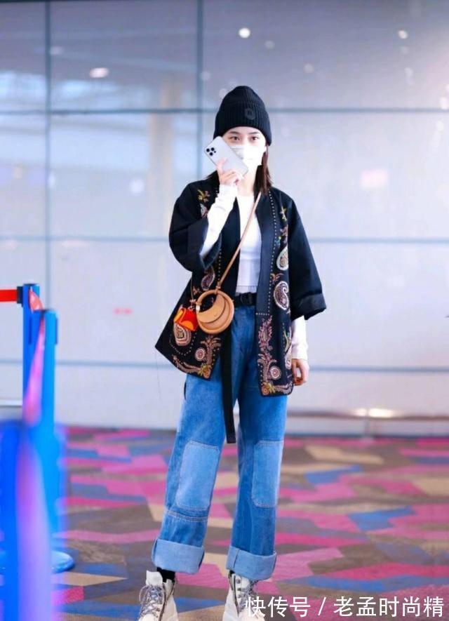 气质|何超莲烫了卷发,搭配碎花裙却跑出“阿姨味”,气质全靠颜值撑着