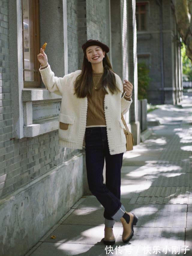 衬衫 秋冬怎么搭出层次感？马甲叠穿衬衫搭配五分短裤，简约又时尚