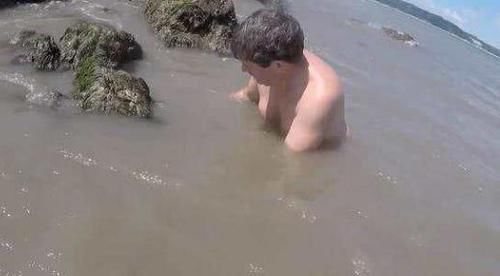 男子去海边，听到岩石旁有异响，去看以后赚大了！