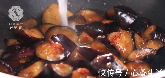入味|炒茄子,试试把酱油换成“它”,茄子不黑、不油,更入味!