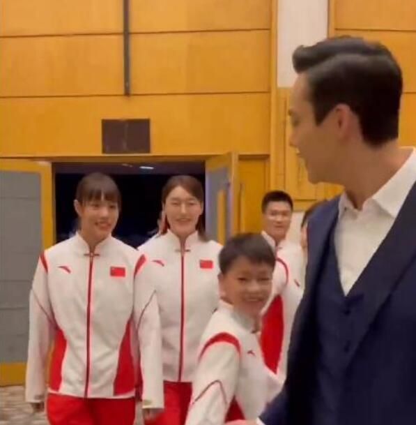 太可爱！全红婵与陈伟霆热聊不小心脱离队伍，尴尬回归逗翻陈芋汐