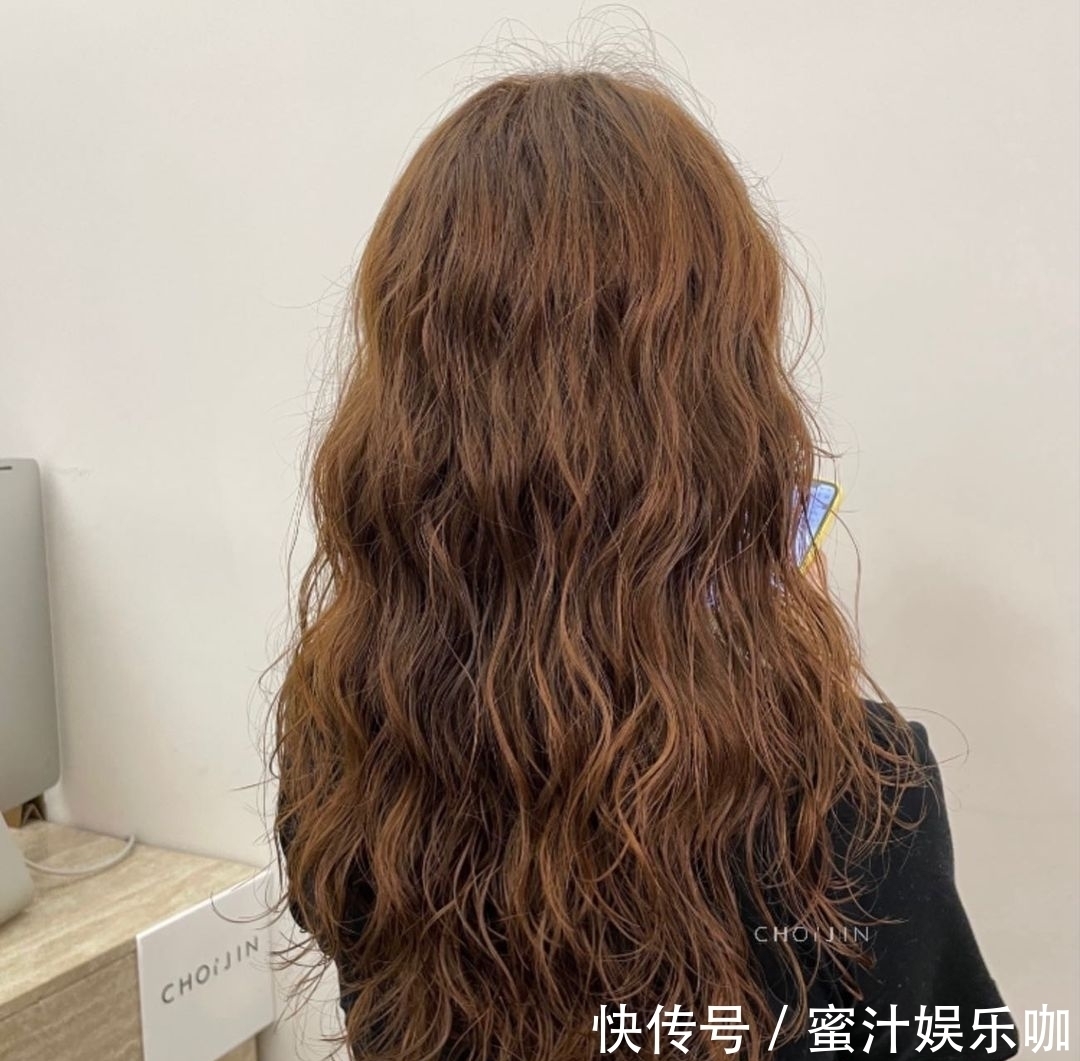 利落 大波浪半扎发利落短发,流行发型有多美?让人越看越想剪