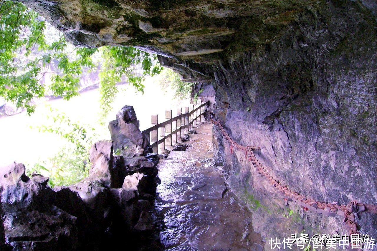 江水|探访三游洞，拥有地势险峻的石灰岩溶洞，洞外江水碧绿，风光旖旎