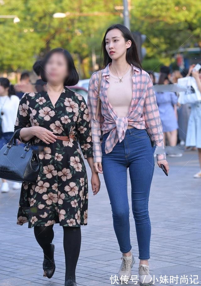 复古风|格子衬衣、牛仔裤,这样的穿搭虽然很复古,但是也很亮眼