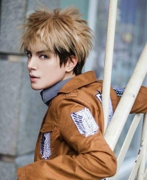 三笠|进击巨人COS:小哥神还原巨人模样!韩吉漂亮潇洒,风头盖过三笠