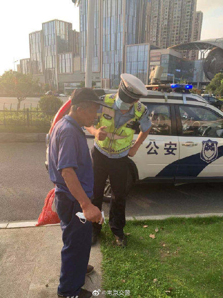 回家|老人迷路走上高速 民警助其安全回家