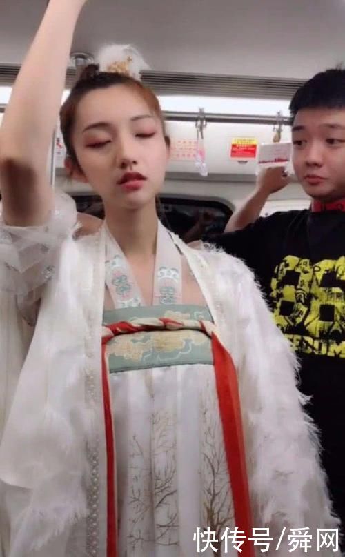 衣裳|“汉服小姐姐”在地铁走红，看到有人偷拍她做出了这一个动作