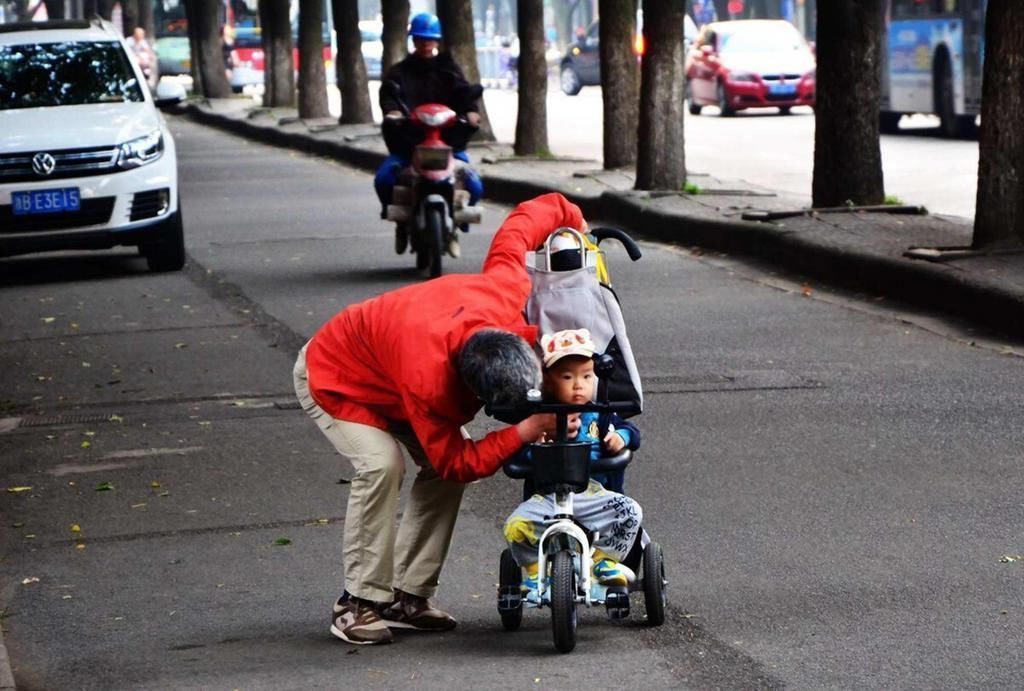 棺材|“新型啃老”正在啃掉父母的棺材本,父母毫无察觉,反夸孩子孝顺