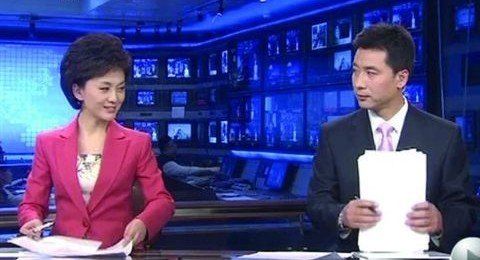 《新闻联播》放完后，总要播出他们收拾稿子的片段，为什么？