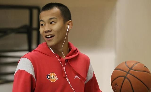 徐杰|曹芳和徐杰都是1米78，為何打不了CBA？