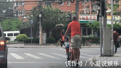 孙方式|有一种带孙方式叫“爷爷带娃”,爷爷亲孙子,俺不宠谁宠