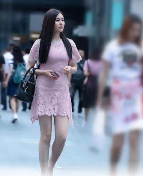 街拍:娇艳如花的美女,身穿粉色镂空裙,尽显低调冷艳的美
