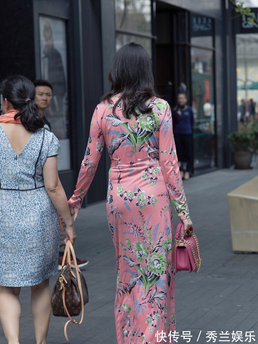 优雅 夏季印花长裙惹人偏爱,清爽修身,让你轻松展现出优雅潇洒的美