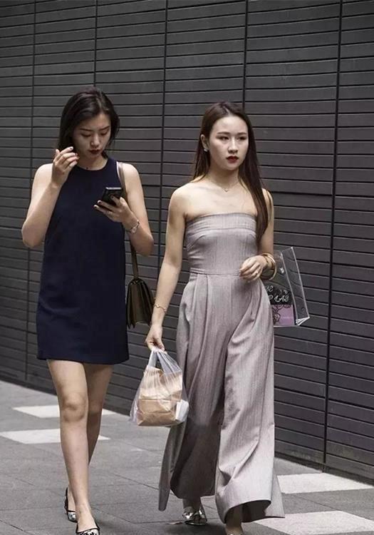 街拍 小姐姐身材高挑,穿搭非常时尚