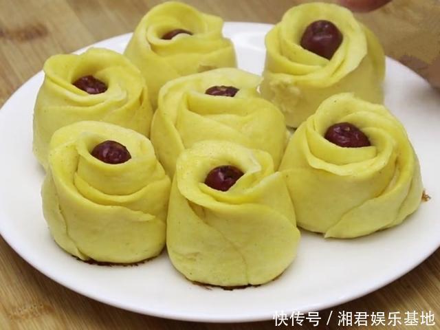 玉米面这样做好看又好吃,开水一烫,10分钟一锅,营养又解馋