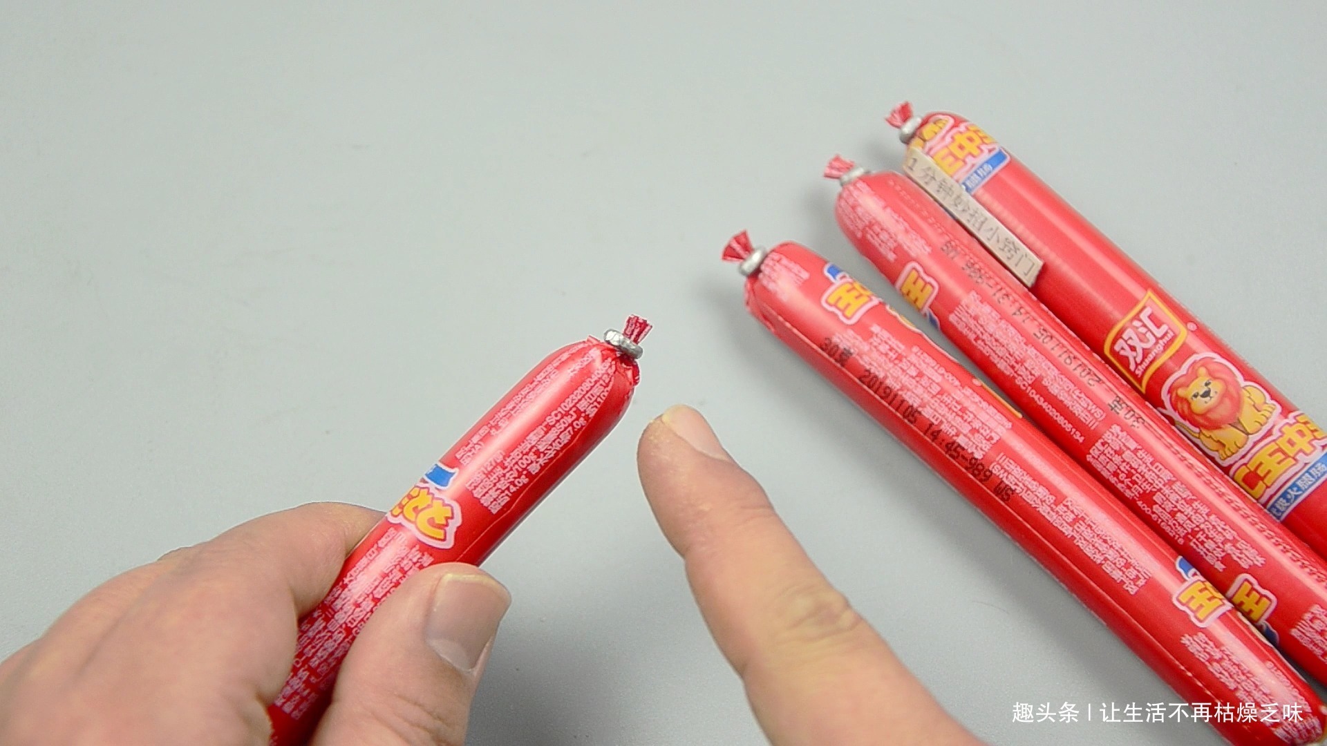 今天才发现，火腿肠铝环下藏个小机关，轻轻一拉完整打开
