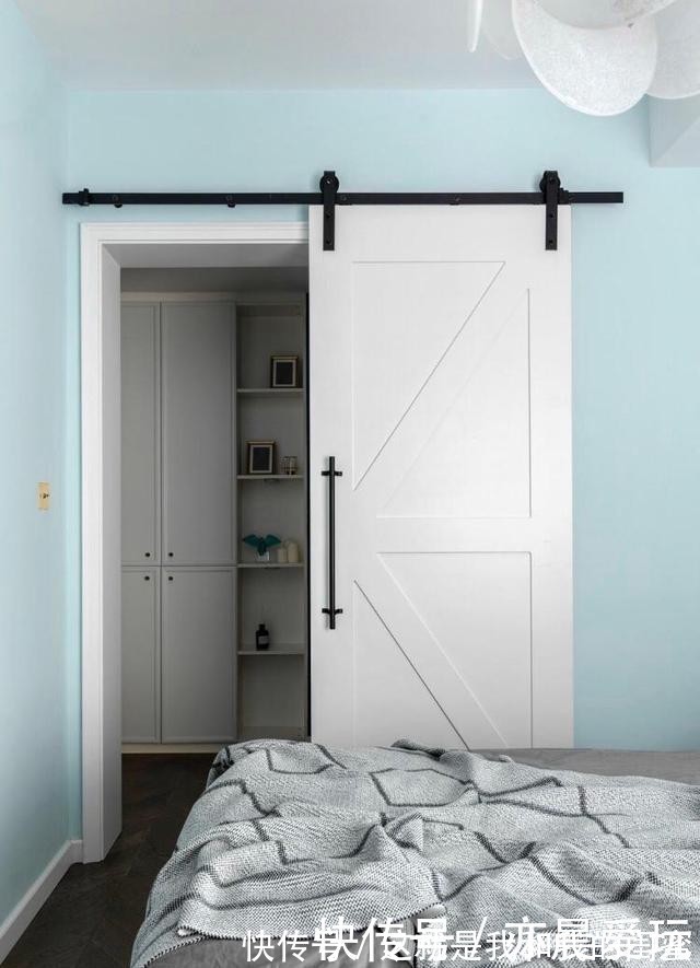 柜子|现代简约风的新房，轻奢大气，入户就被客厅背景墙迷住，漂亮极了