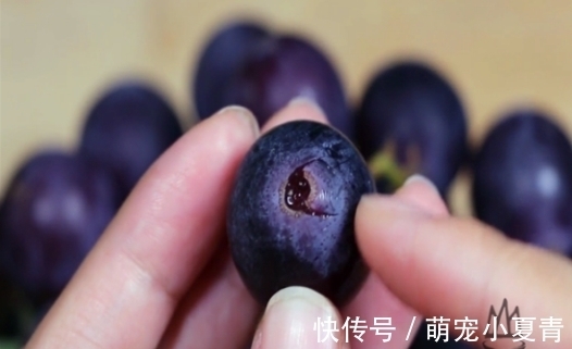 葡萄只用盐和面粉洗,相当于吃虫卵,教你一招,虫卵农药全跑光