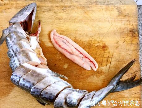 酱油|炖鱼时,别放酱油和醋了,大厨分享1招,鱼肉又鲜又嫩,还不腥