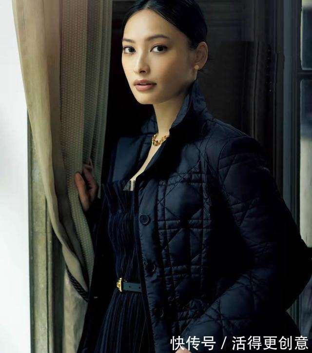 小西装 别再相信黑色百搭了!睿智华丽风的“黑色穿搭”晋级课,让你秒懂!