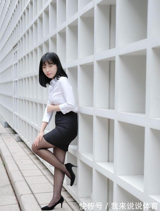 短裙 经典的白色衬衫，搭配高腰的黑色短裙，经典的黑白搭配简约时尚！