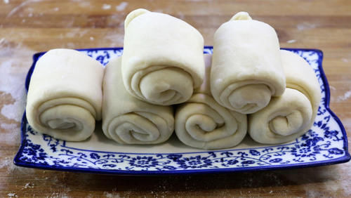 面粉|面粉不再蒸馒头了,教你1个秘制做法,出锅比吃肉还过瘾