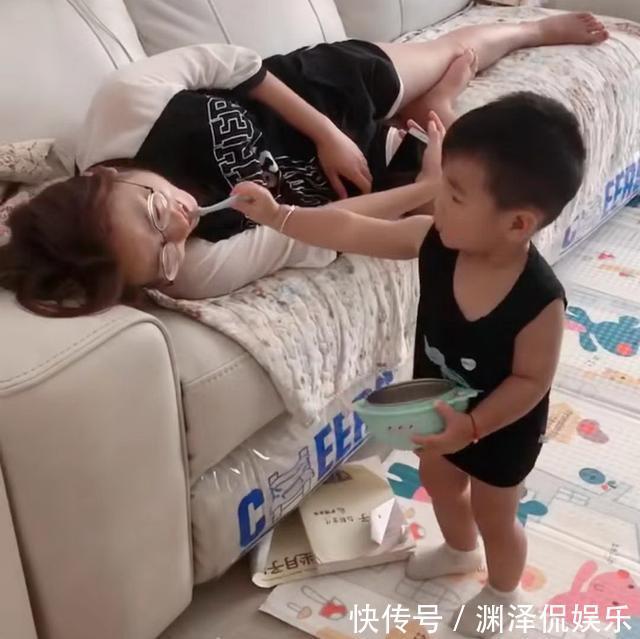 亲爱的|宝妈有事外出,把娃交给小姨带,回家推开门没一个省心的