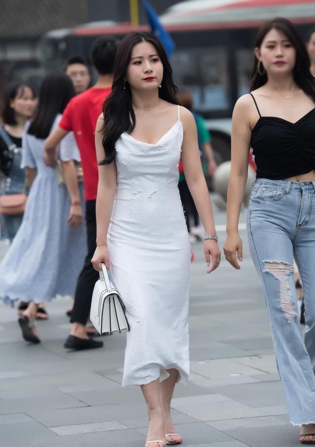 吊带衫 小姐姐一件吊带衫搭配牛仔裤,松展现出靓丽洒脱的气质