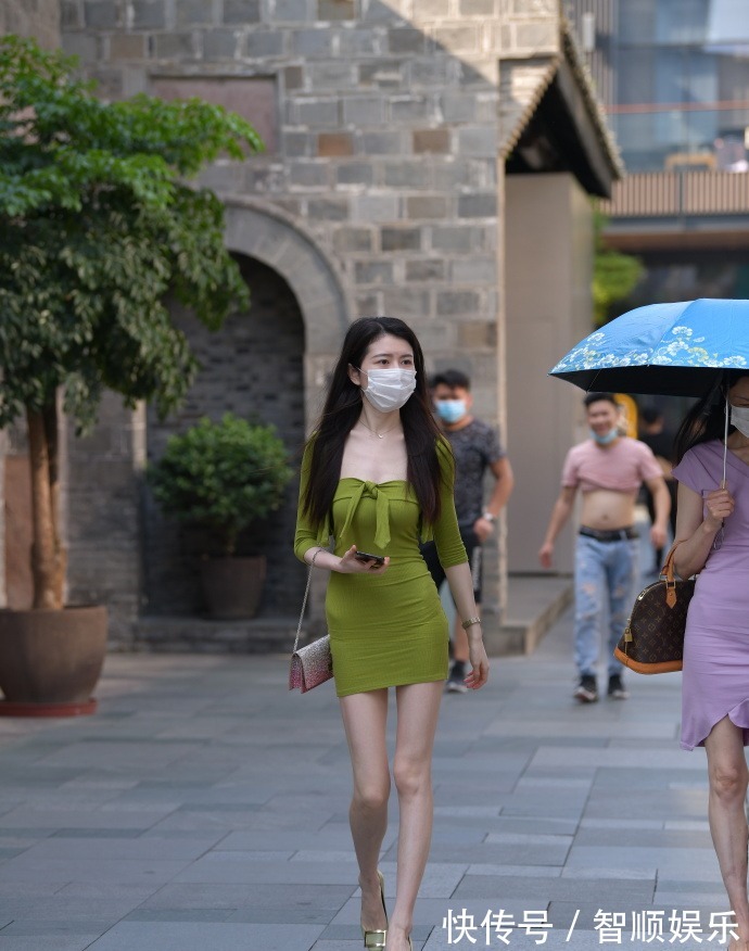 肤若 骨感女生的清凉穿搭,一身绿也很“抢眼”,丝毫不输微胖女孩!