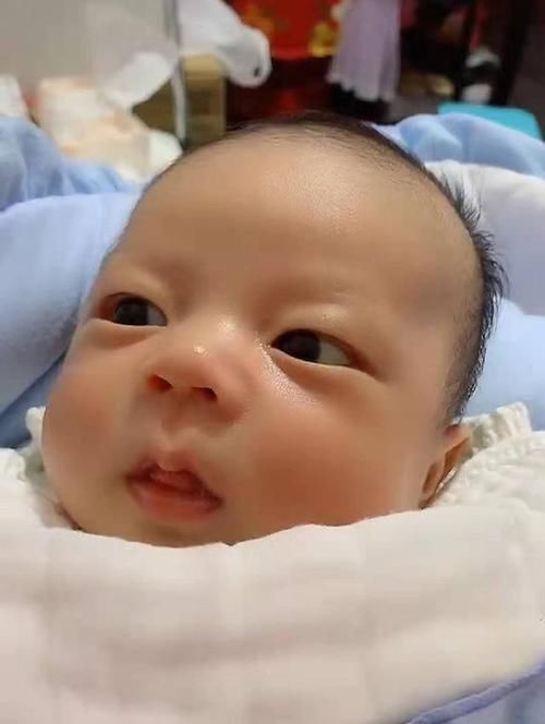 宝妈|宝妈与宝宝“互相伤害”,比谁能熬夜,宝宝横眉冷对的样子萌翻了