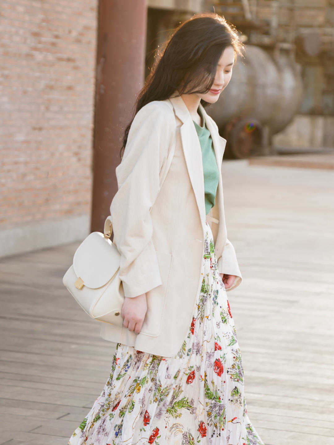 半身裙|西服不只是职业装,内搭T恤+印花半身裙,休闲又时髦,超好看