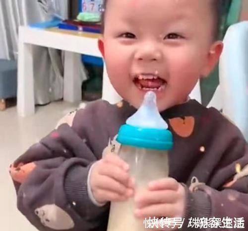 弟弟妹妹|暖心哥哥教弟弟说“谢谢”,结果让宝妈很感动,家有二胎让人羡慕