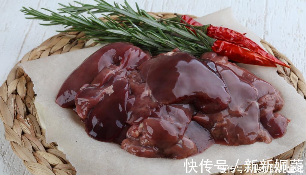 柚子|给有高血压的人提个醒：吃完降压药，4种食物，别再往嘴里塞了