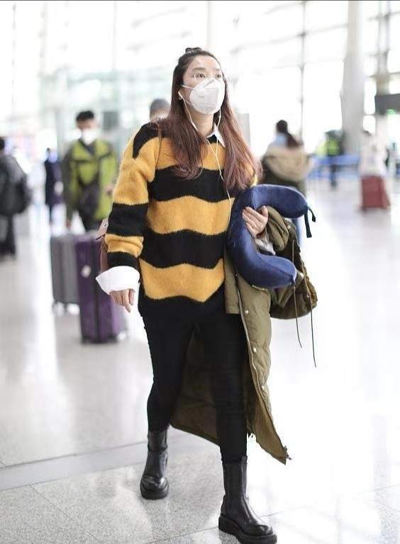 玲花一家三口走机场，老公罕露面气质儒雅，7岁女儿扎马尾好俏皮