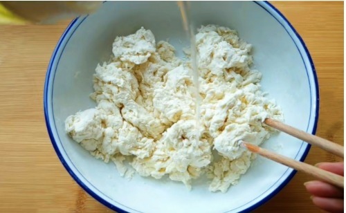 家常葱油饼这样做最好吃，掌握这2个秘诀，柔软多层，凉了也不硬