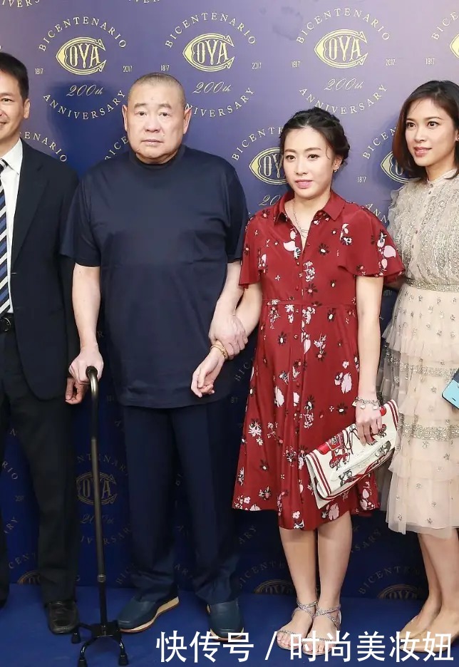 老气|甘比嫁入豪门后真敢穿,挑战老气的紫色连衣裙,气质有点撑不起来